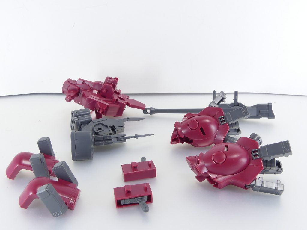 さらに分割すると、本体を中心とした各武装システムに。ロングライフル、ミサイル付きのバックパック、ハンドガン、脚部装甲、肩部シールドなどに分割できます。シールドのリアクティブアーマーは3ミリ穴を持っており自由に装備可能。