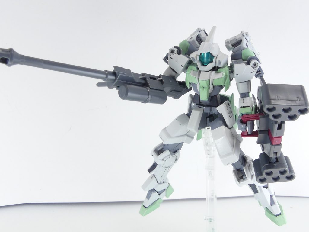 ロングライフル:オリジン版のシャアザクに近い対MS・対艦用ライフル。どちらかといえば戦車砲などからインスピレーションを取ったと思われる。ミサイルシールド:バックパックのパーツは2個をつなげて盾としても利用可能。バックパックをシールドとしてまとめるパーツが新たに付属。シールド持ち手は丸軸。全武装の持ち手はリブこそ有りますがおなじみの四角軸。ビルドハンズでもなんとか持たせられます(ちゃんとしたい場合はリブを切って)。ミサイルパーツは外すことができます。