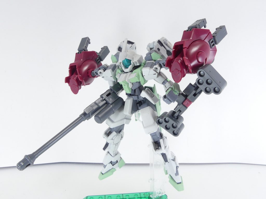 ブースターユニット:脚部装甲はブースターとして使用可能となる。脚部装甲を単独で使用することは出来ず、新規の中央パーツ(スラスターも新規)にかまして使用。左右のジョイントはボール受けなどに切り替え可能。KPSという便利なものはこのあたりではまだメジャーではなく、ボール受けにボールジョイントをキット通りにはめ込むとほぼ外せません。今回はボール受けに対しボールデン大ボールを使用。なんとか外せるようになりました。