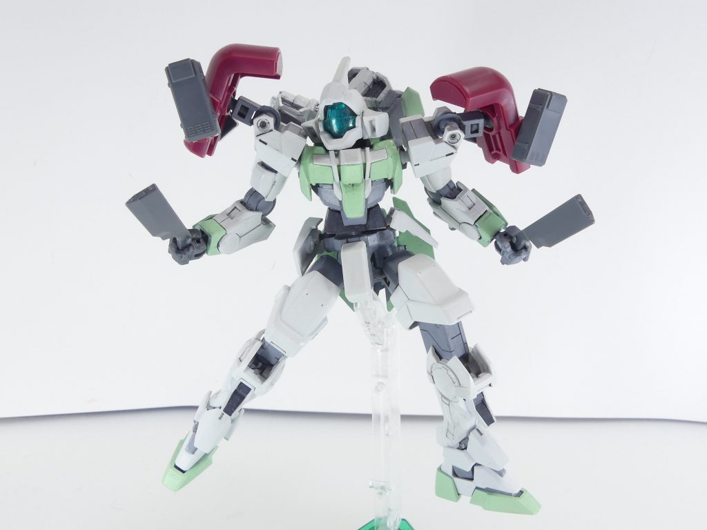 ヒートナタ:二刀流のヒート剣。バックパックに内蔵する。リアクティブアーマー:戦車模型の工具箱を利用して作成された増加装甲。最初のキットである事もあって・・・ユウキ先輩が「できる」ビルダーなのだなと感じるあたり。二刀流の剣を持ったライバル・・・と言う流れは後にオーガさんにも引き継がれます。ナタの持ち手は昔折ったことがあります。しまうときなど注意。肩部シールドはこちらもボールデン大ボールに置換しています。