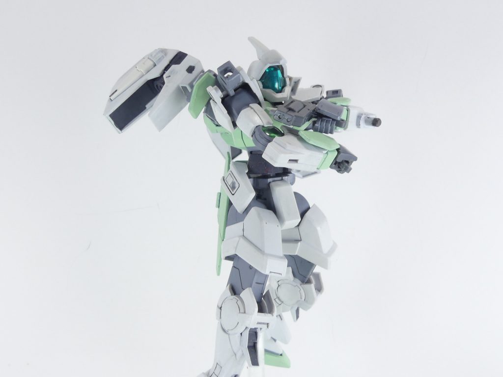 ハンドガン:威力は低いが取り回しの良い実体銃。ホルスターはザクアメ専用となっていますが、HGUC高機動型ザクには無改造で取り付け可能。ベースキットですし。また、ビルドジョイントが増設され、使うことで脚部増加装甲に取り付けることも可能になっています。