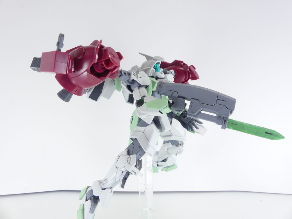 第55改「裸のネイキッド」~バー・「アルケミスト」。 バーマスター・アルザス・リースリングの昔話~・・・ネイキッド(GNネイキッド)のこと?・・・あぁ、それね。ご存じの通り、あたしが最初にGBNにダイブしたとき、乗ってたのはダブルオーガンダムだったじゃない(第11改参照)。βテストでは、当然ガンプラを「カスタマイズ」する事も求められたのよ。内側を金属パーツにして反応するかとか、内側の作り込みとか。仮想電脳空間とかじゃ分からない部分があったかもしれないし。あたしはガンダムは好きだったわよ?そうでなきゃ、「お酒」以外の理由でここに来るはずはない。でも、正直カスタマイズなんて初めての経験だったから、周囲に教えてもらいつつ、適当なパーツを組み合わせつつ、なんとかかんとか・・・って所だった。それで出来たのが、あなたもよくご存じのGNネイキッド・・・その「原型」といってもいいガンプラ。一部の装甲やジョイントは、本格的に武装テストが始まってから付け足したものね。当時は、こう・・・「ダブルオーにジェノカスのパーツ付けただけ」、っていうか?ともかく、量産機然としたそれは普通のダブルオーよりも良い性能を出せたわ。これをGBNでは「思い」の力と呼びます。要するに「愛」の補正って奴よ。それで始まった武装テスト・・・使いやすい物から使いにくいものまで、いろいろ。初期はGPD時代の公式武装をなんとか対応できるようにって試行錯誤の日々よ。「アメイジング」な奴は、全体的に扱いがピーキーで・・・素っ裸のあたしのガンプラには正直、合わない部分もあったかな・・・って。