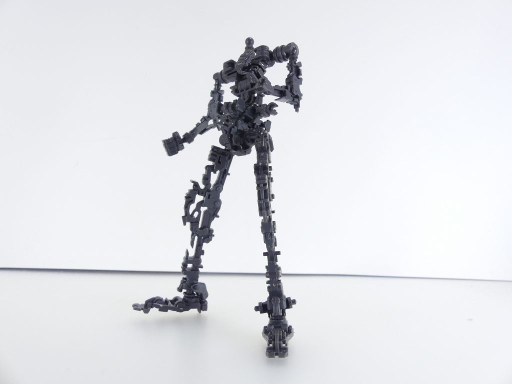 ロ「今回組み立てるＲＧジャスティスはその「初期ＲＧ」にあたる。
ＡＭＳジョイントだけで組み立てた図（説明書通りの組み立てではありません）。本キットは、このフレームにPS・ABSの各プラパーツを「組み付けていく」形で組み上がっていく。
手首はAMSジョイント内の握り手・可動手と共に、ビームライフル持ち手（右）・平手（右のみ）が付属しているぞ。

弱点はもう一つ･･･AMSジョイントは、*一度破損すると組み立て継続不可能になる*。各装甲は可動時にぴったりリンクするように作られているため、*幅増しなどの改造もよほどの上級者で無い限り不可能だ*。
スミ入れ塗料などを過度に流すのは厳禁。
過去、筆者は実際にそれをやり･･･それ以降、つまるところ「RG恐怖症」となったしまった。[その実例については別の作品で](https://gumpla.jp/rg/283587)」