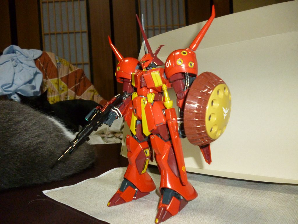 フル装備状態です。
ギャンのシールドは「一年戦争末期、マ・クベ大佐が乗船していた戦艦は、彼が戦死した後、アクシズまで逃げのびた。その際、ギャンの予備パーツや予備武装が艦内に残されていたのだが、旧式の試作モビルスーツの装備ということで、特に使用されることもなく、１０年以上倉庫の隅で埃をかぶっていた。しかし、本機（R・ジャジャ）のパイロットが『こんな旧式のミサイルや機雷でも、牽制や目くらましにはなるだろう。何より、我々には装備を完璧に整えるほどの潤沢な資金は無いしな』ということで、とりあえず携行していた」という妄想設定で持たせてみました(笑)。