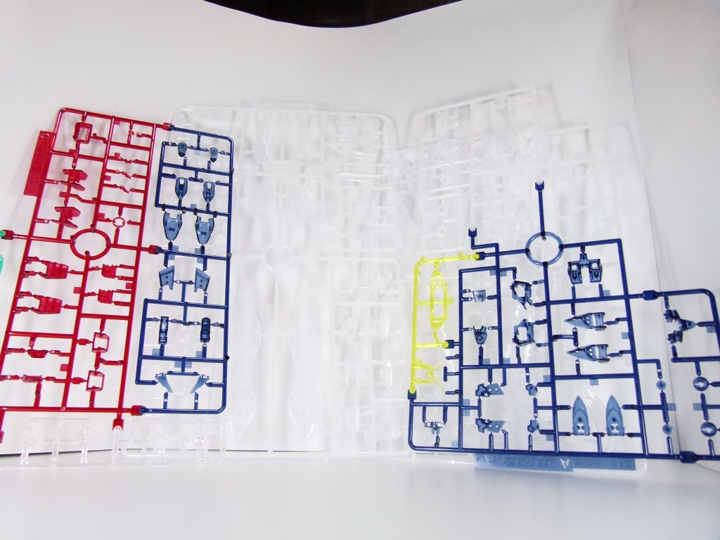 ロ「RGＷゼロクリアカラーＶｅｒ．では成形色の違いが微妙に読めん！

「組み付け」は正直楽しい。
ジャスティスの場合、ピンクだけでも４色ある豊富な成形色と共に、「実際にガンダムが存在したら･･･」という想像を膨らませながら組み立てていただきたい」