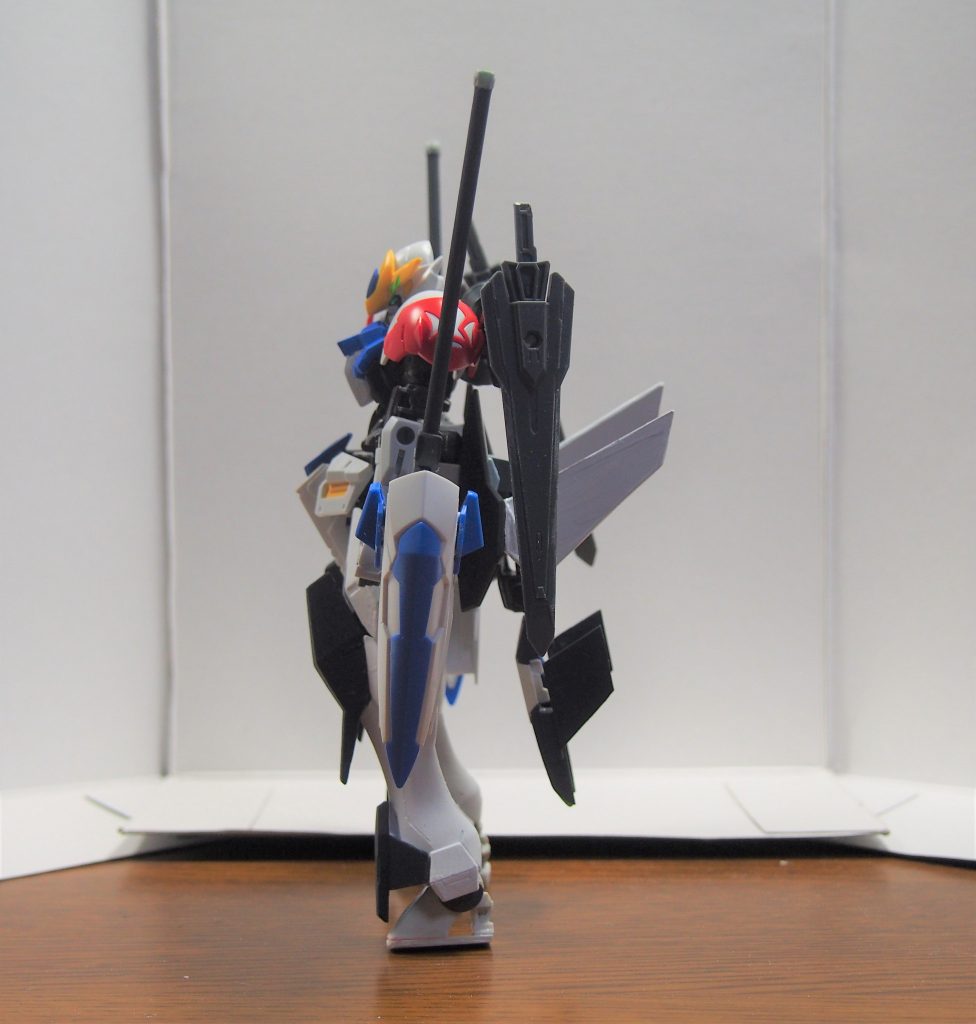 変形のプロセスは①腕と膝を折り畳む②背面ソードとソードアームを移動③腰ユニットと機首を展開武装をマウントしたまま完全変形できます！