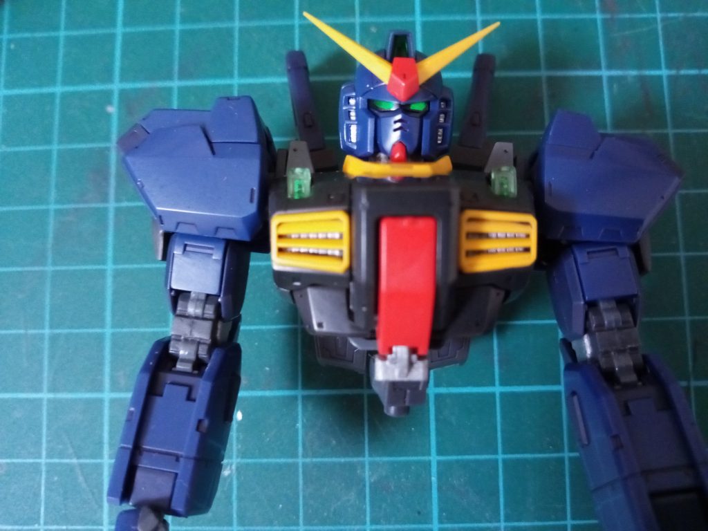 胸部と頬のエアインテーク内も同じ色で塗装。これだけでもちょと印象が引き締まってうまく出来たと思います。