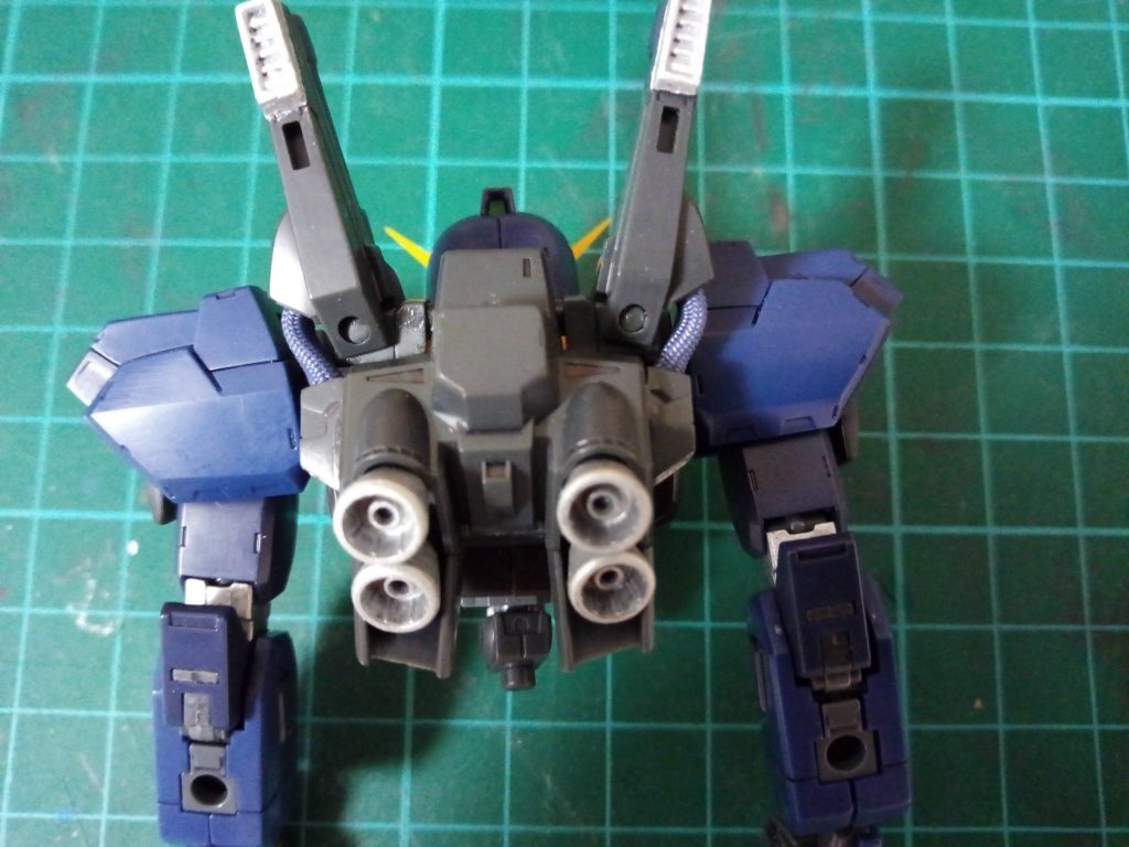 作例だと、バックパックのスタビライザーのスラスターは黒ですが、今回はメインエンジンや、フレームとおなじ、フラットアルミで塗装しました。
地味にバックパックがお気に入りだったりします。