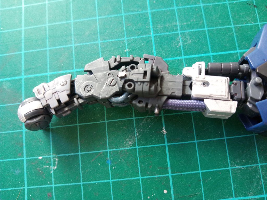 膝裏のメッシュパイプがほつれてしまうのでアルミ線とパテで自作したりしました。ほとんど自己満足です(笑)