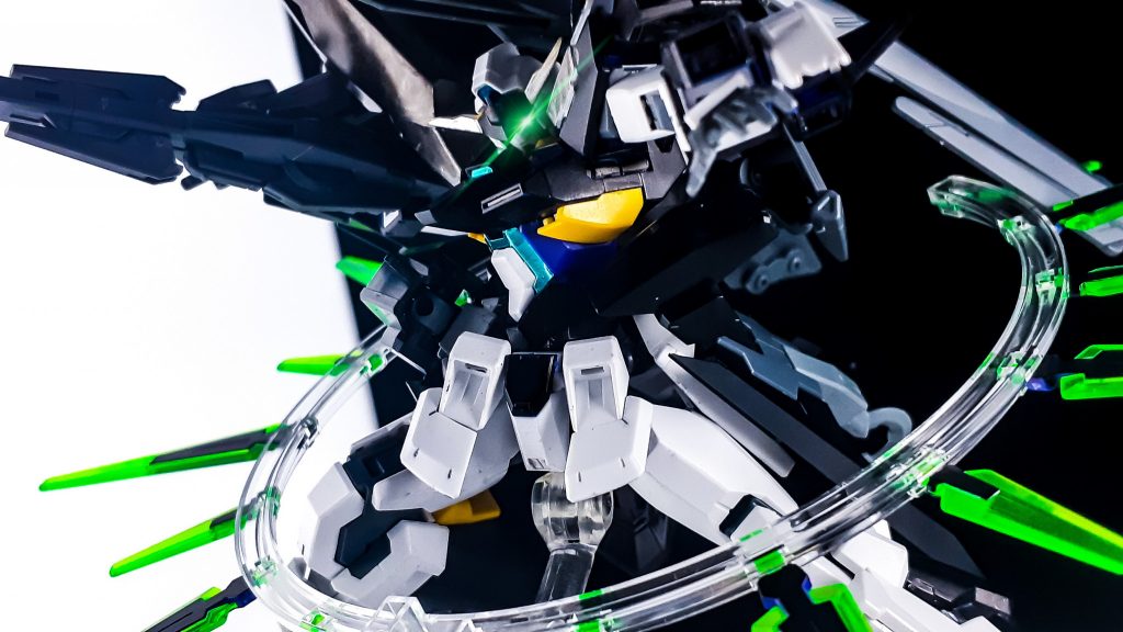 AGE-FXをベースに中〜遠距離戦強化を図った機体。肩には増加装甲と小型ビームキャノンを装備している。