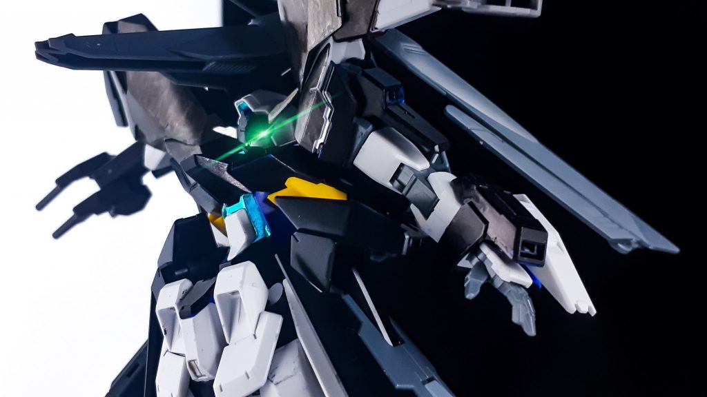 頭頂部にはビームバリア発生装置を装備。これにより地球の重力下での空気抵抗軽減を行う。。また、敵攻撃のバリアとしても使うことが出来、腰部のアンカーと組み合わせることで、デブリ帯や暗礁宙域などでトリッキーな動きも可能。