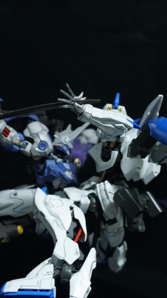 唯一左手が突き刺されてるので穴開けて破片が飛び出てる風に微改造