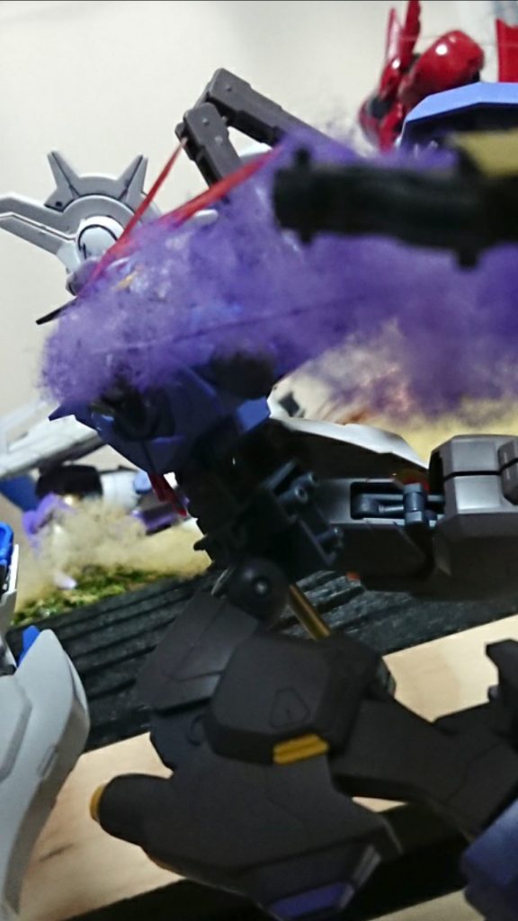 写真撮り忘れましたが、ポージングを大きくする為に足の可動範囲を広げたかったのでリアスカートと股の間にジャンクパーツを挟んで角度調整してます