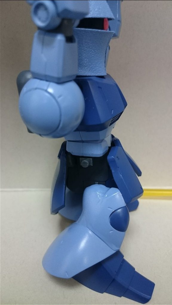 足の切り詰めはこんな感じ！
足の裾の部分にパテを使って膝部分を着けただけの簡単仕様笑