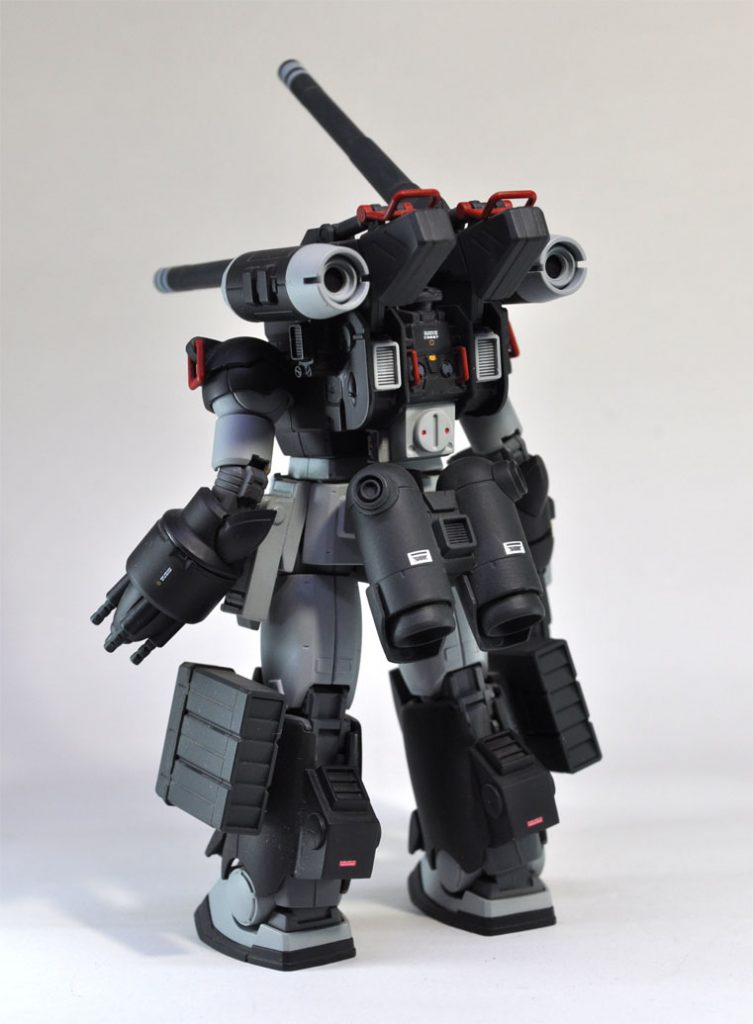 こちらは機動特化型と違い、制御システムや
ジェネレーターを増設した結果、バーニアがケツに
追いやられてしまったという設定。