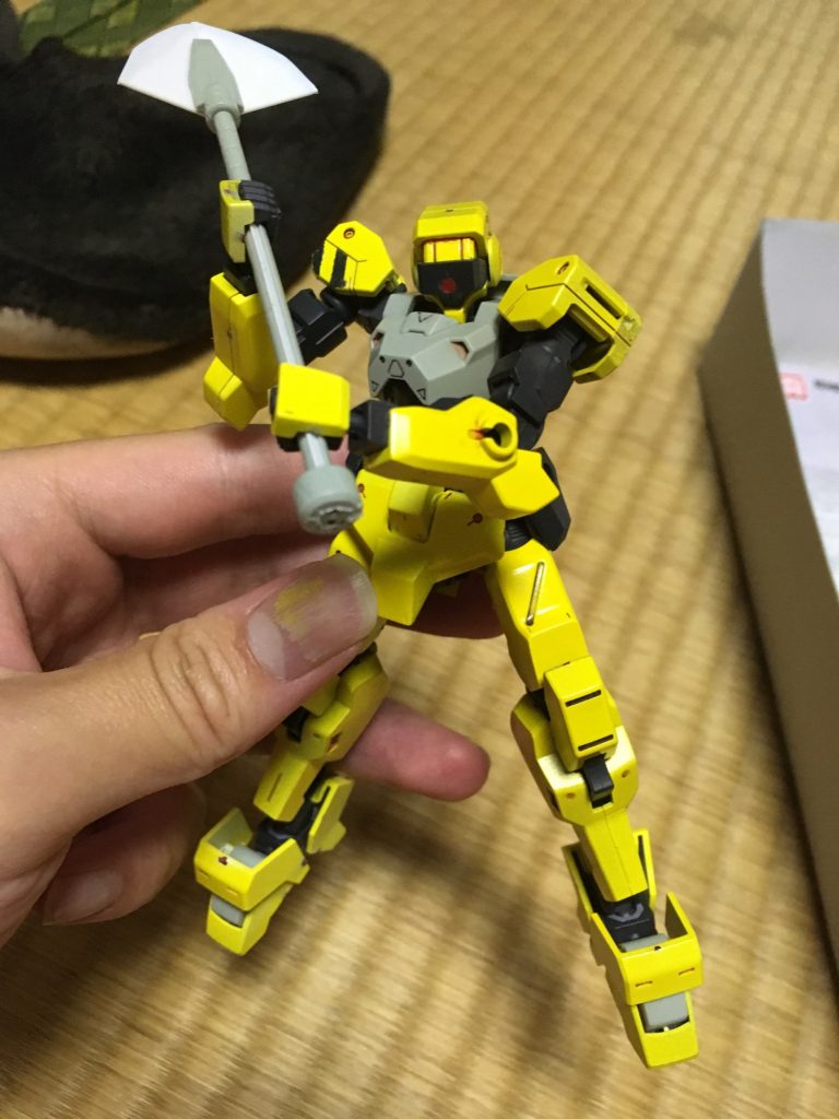 作っている途中の写真です。スコップ型の武装をつける予定でしたが、完成になりませんでした。汗
「強いられているんだ!」と聞こえてきそうですね(笑)
