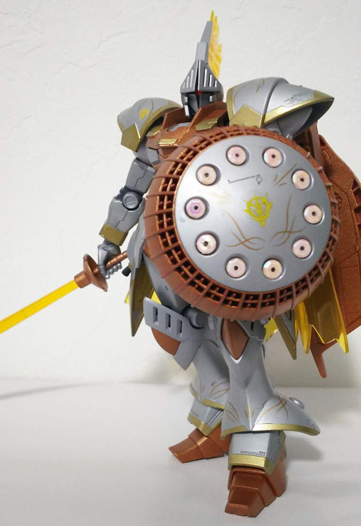 シールドのミサイル部分には手芸屋さんで買ったスパンコールを貼付してキラキラに。