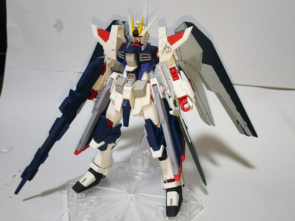 非常に動かしにくい＆重いバックパックとドラグーンを全て外して
ガンダムデスサイズを作った時に余ったフリーダムガンダムのバックパック、
ダイバーエースユニットのＧＮダイバーソードを腰に取り付けました。
再利用＋軽量化です。