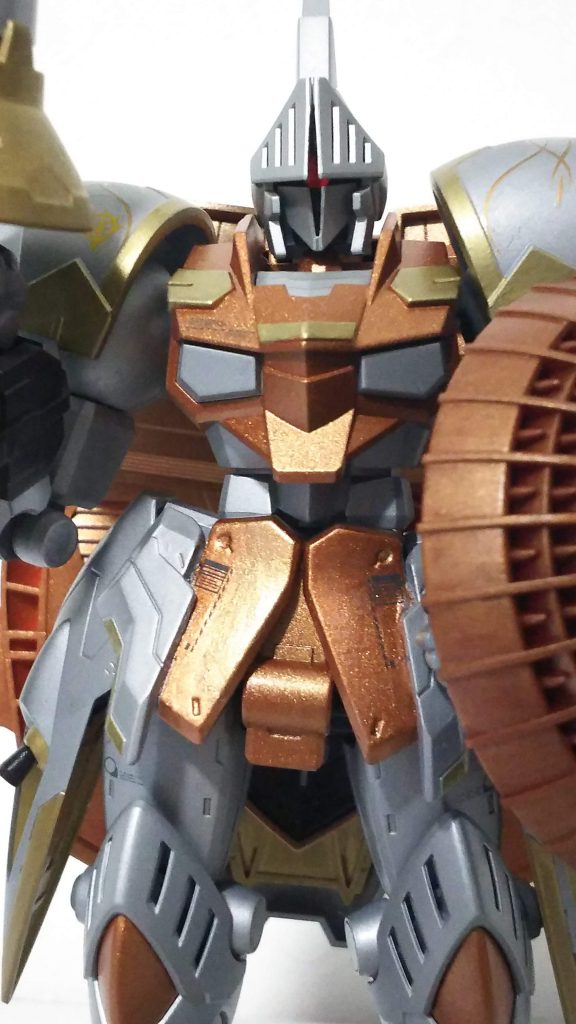 頭のスキマは少し削ってモノアイが見える様にしましたが、もう少し削っておけばよかったと後悔。