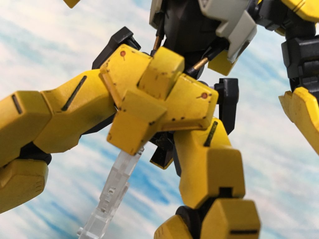 チッピングは茶色の墨入れペンを使ってひたすらポンポン塗っていきました。
この写真ではスカートアーマーに施されていますね。