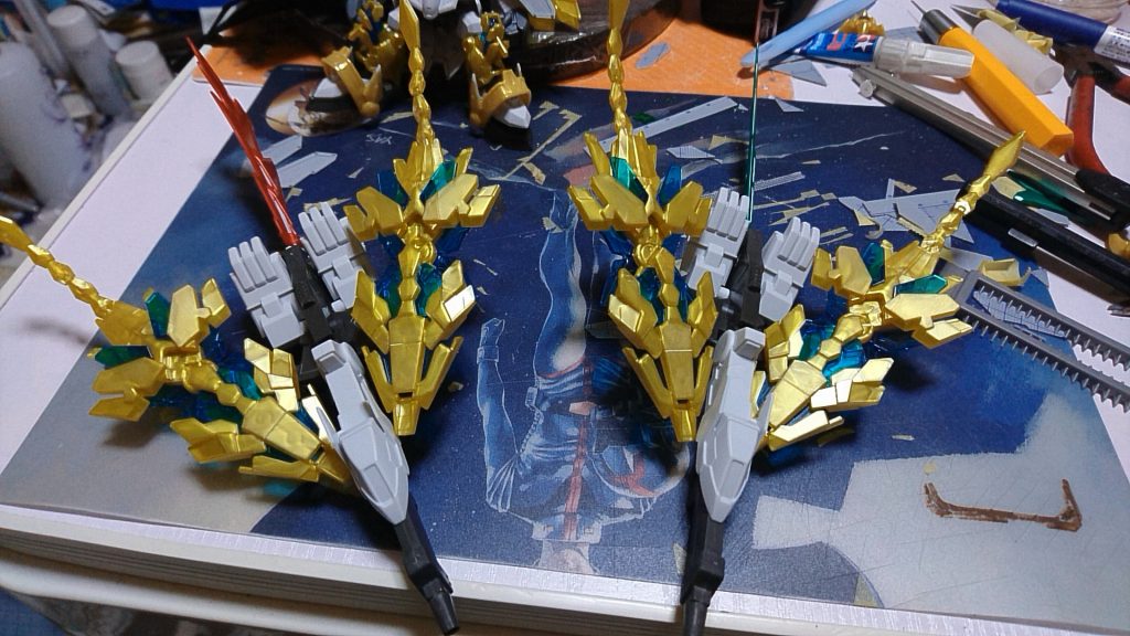 当初は鳥を二機にしてフェネクスの周りを囲うように配置しようと考えておりましたが、実際試した所、なにやらごちゃごちゃと煩く感じたので、片方は本体の背中に収まりました。