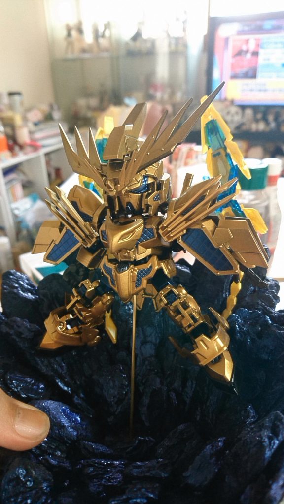 塗装途中です。
艶黒から金にガイアのパールゴールド、
青はクレオスのサファイアブルーで塗装致しました。
パールゴールドは最初リターダーを添加しなかった為、塗料が詰まり焦りました。