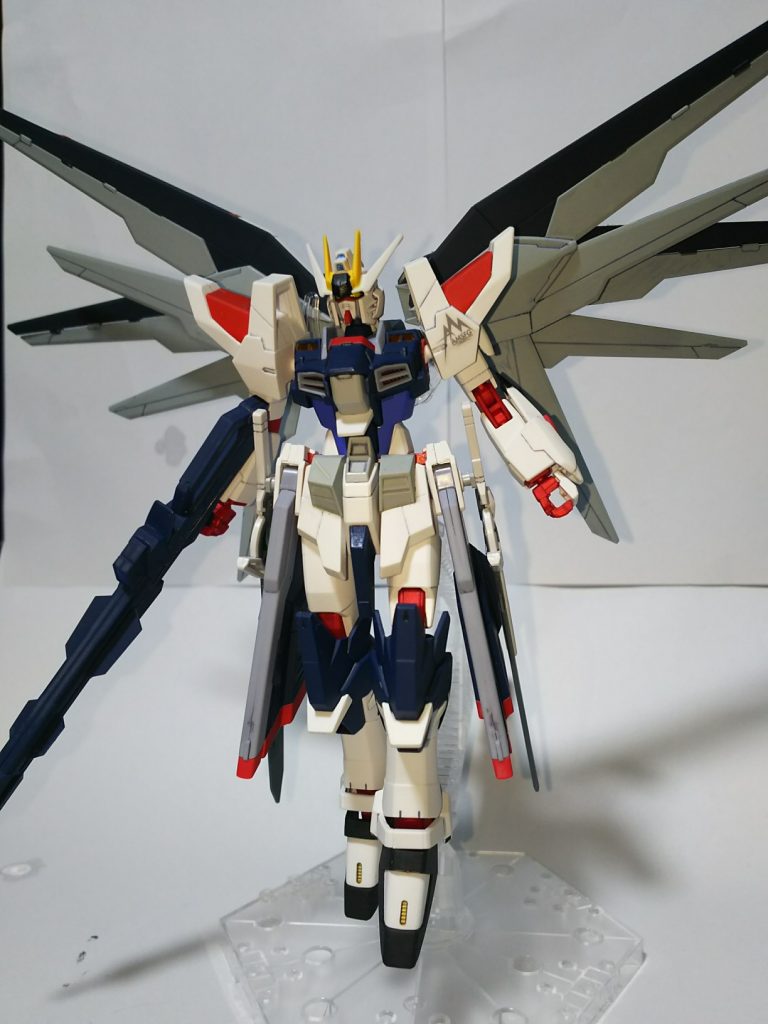 アメイジングフリーダムガンダムになりました。
羽もＭｒカラー35番の明灰白色で塗装しました。