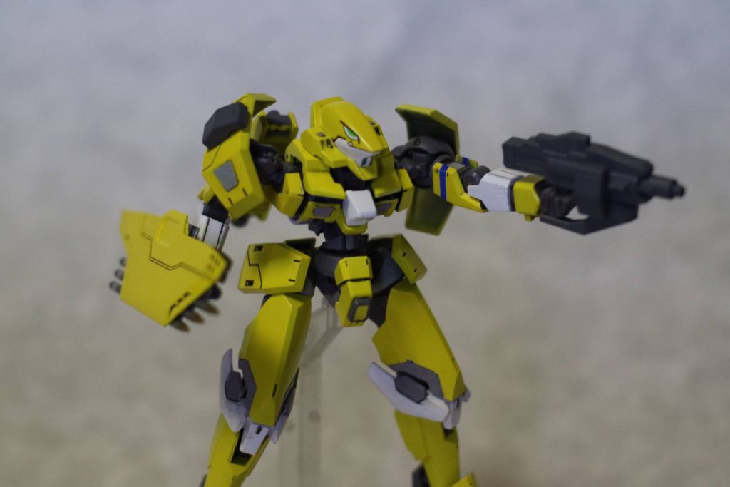 ショートマシンガンです。マガジンは余ってたので肩に付けました。