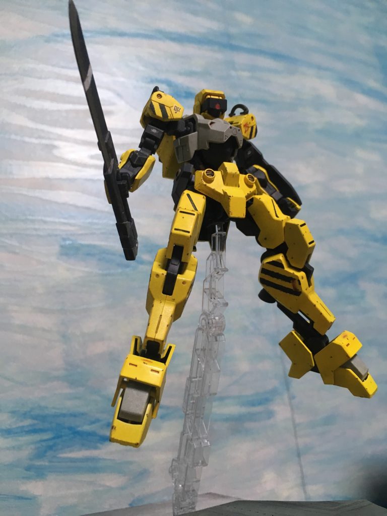 煽りショットです。
装甲の塗装は白下地を塗った上にMr.カラーのイエローで仕上げ、汚しとしてチッピングをしています。
フレームにはランナー塗装でジャーマングレーを吹いています。
肩とふくらはぎには重機の様に黒の縞模様をつけています。