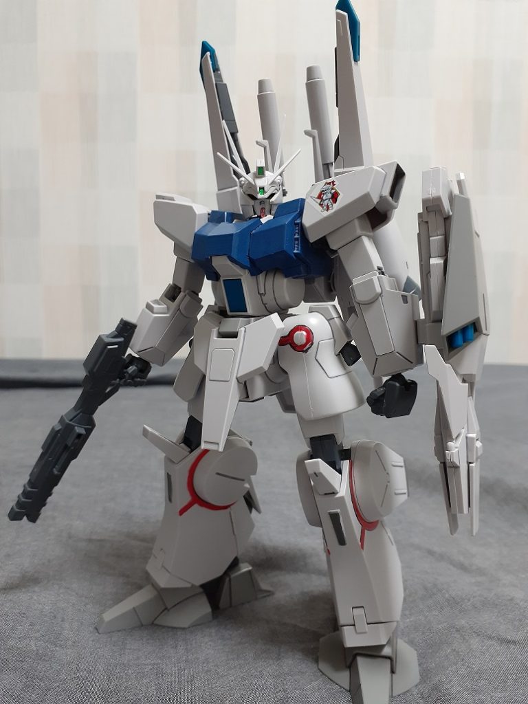 フル装備状態。ジェガン用ライフルが体格に見合っていないため、ビルドストライク付属の大型ライフルに変更。
また、ハンドパーツを次元ビルドナックル(角)の大型タイプに変更してます。