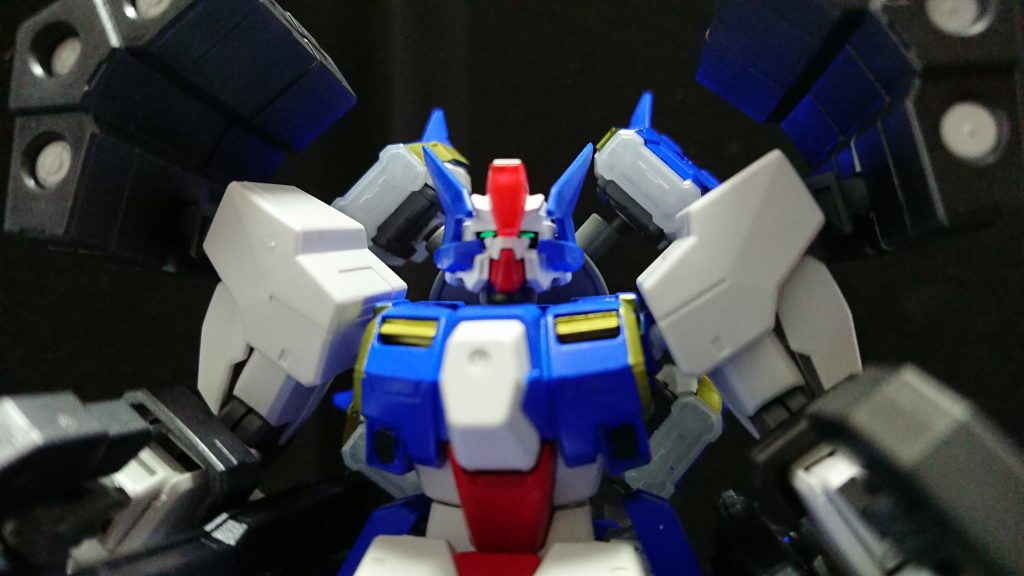 バストアップ。
脇のダクトの加工とかは上手くできました。
額のクリアパーツはセラヴィーの額のそれをちょっと削って接着してます。