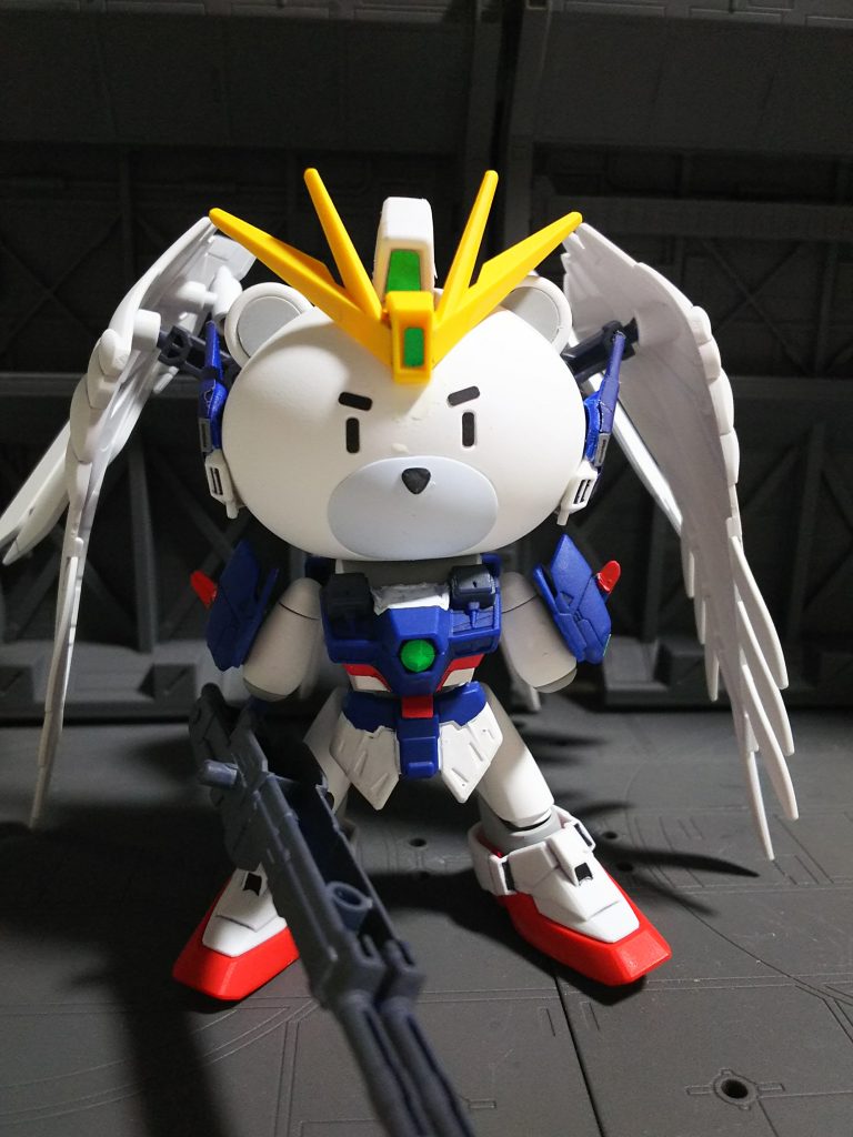 足、腕、胴体、V字アンテナ、耳部分は
SDEXスタンダードのウイングガンダムゼロEWのパーツを取り付けました。
マユゲはプチッガイの余剰になる目のシールです。