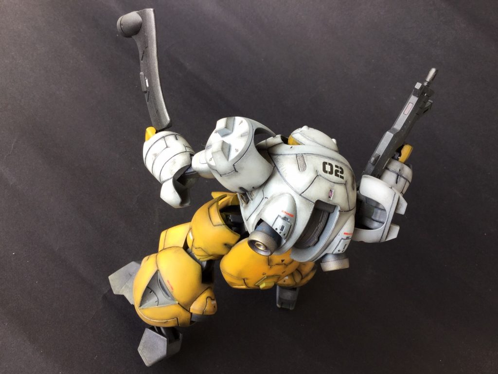 どこから見てもずんぐりと丸っこいスタイル。ヒロイックなカッコ良さとは無縁ですが、こうゆう機体がいるからこそ、ヒロイックな機体のカッコ良さも、さらに際立つものだと思います。…個人的にはこうゆう機体の方が好みですが。