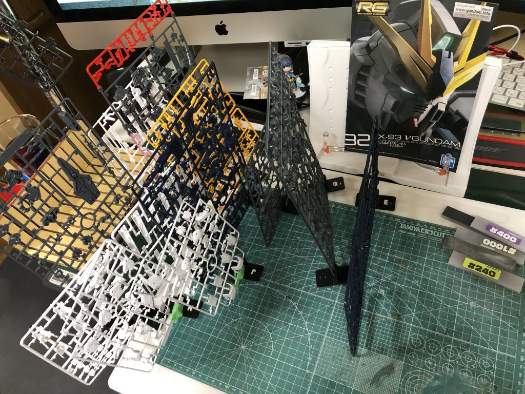 ランナー12枚　意外と少なくて　それと組みやすかったです。でもファンネルのピンがちょっと短くて
少し不安定な感じ　それ以外はかっこいいですね　MGも作ろっと٩(•̀ᴗ•́)و