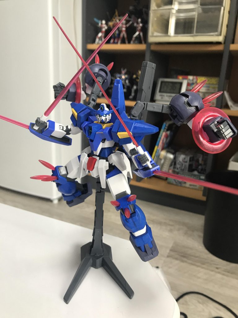 「バーストモード！起動！」コアファイターαのバーストモードを起動させることで、背中に収納されていたタイタスウェアのアームが展開する。サブアーム化したことによりビームラリアットやビームショルダータックルのリーチが伸びるためより広範囲の敵への対応ができるようになった。必殺技はバーストモードに加えビームサーベルを両手に持って突撃する「フルドライブアタック」