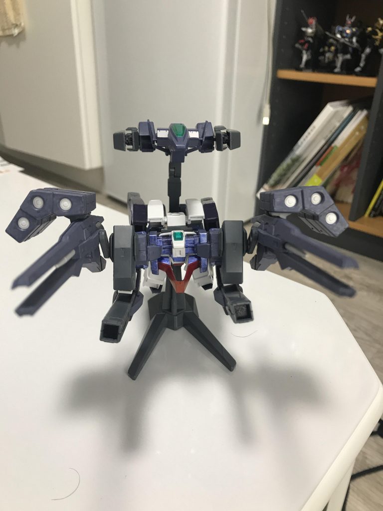 分離形態「コアファイターβ」と「Gブラスター」コアファイターβはブースターをGエグゼスの物と換装しガトリングガンを追加。機動性は落ちたが迎撃能力に優れている。グレー基調の色も特徴だGブラスターは変形でブラスティアウェアとなる