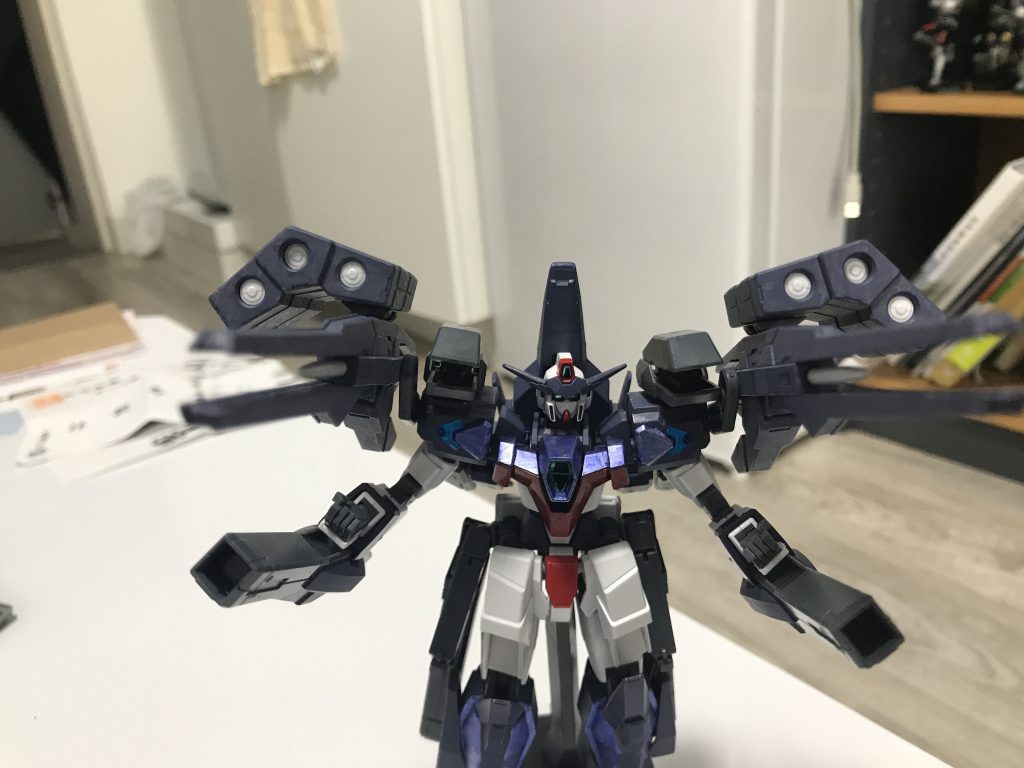 肩はビギニング30に換装した後ガトリングガンとダブルオースカイのHWSを装備。これは第二次有志連合戦の中継映像を見た際にHWSの威力を目の当たりにしたからであり、ビギニング30のクリアパーツをクリスタルセンサーとすることで射撃精度を更に向上させた。腕にはベース機同様シグマシスキャノンを搭載。連射重視型に設定しビルドガンダムマークIIの如く遊撃戦で活躍する