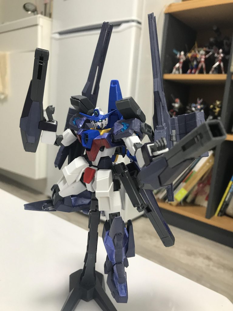 ガンダムAGEαブラスティアこの形態では、シグマシスキャノンをトンファー代わりにして質量兵器による鈍重な一撃を放つ。Iフィールドやナノラミネート、GNフィールド等ビーム兵器が効かない相手にはコレで対応する。必殺技は一気に加速した後シグマシスキャノンを懐に叩きつける「アクセルトンファーナックル」