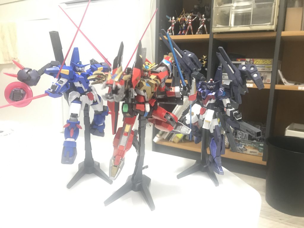 以前作った「ドラゴニックガンダム」と並べて。同じAGE3使いである彼らは次第に意気投合し、フォース「トライエージェント」を結成する事に機体の特性分けをする場合、大抵赤と青の機体で分けることが多いのですが、今回敢えてよく使う赤をメインカラーにしなかったのはドラゴニックガンダムと一緒に並べるのを想定したからです。長文最後まで閲覧頂きありがとうございました！