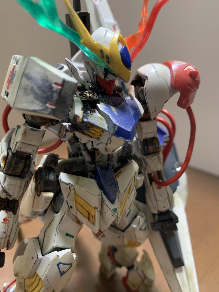 アップで撮影
位置が少しずれてますがハシュマルに破壊された胸部からケーブルを伸ばして破損しているようにしました。