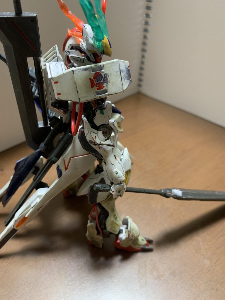 右から
本編ではハシュマルから逃れるため右腕を半ば強引に引き離していました。そこで修理したものの装甲がなくレギンレイズのショルダーアーマーをつけていら設定です。