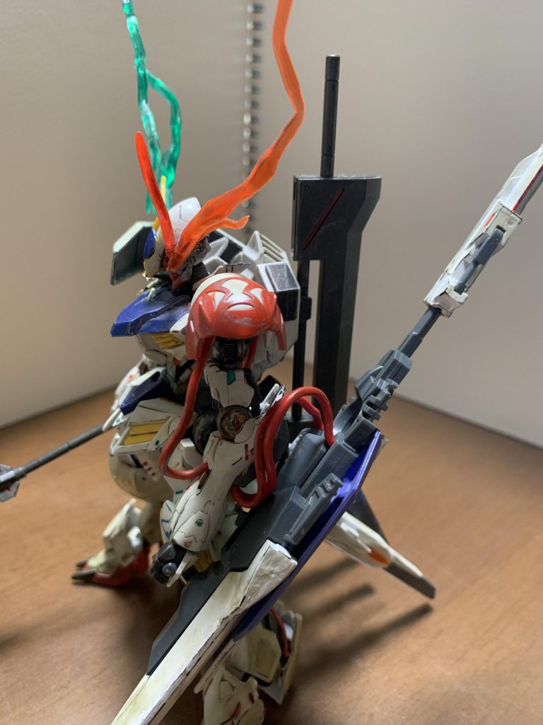 左から
ハシュマル戦でヘルムヴィーゲのブレードを奪って仕留めたこと、大型武器が決め手になることから装備した「鈍器のような何か」です笑
設定的には試作γナノラミネート反応兵装です。なので各所から極太ケーブルが伸びています。
それが切断されたらただの鈍器になる設定です…