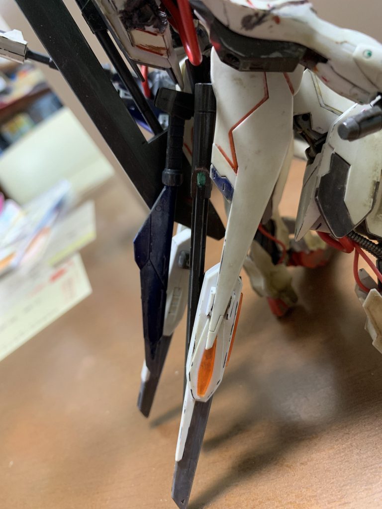 ちょっと適当な改造ですが…
背部には試作テイルブレード(青いやつ)、ビームキャノンが付いてます笑
え、なんでビームキャノンって?それは誤差。
ガンプラバトルなんだからビームついてて当たり前だよなぁ?