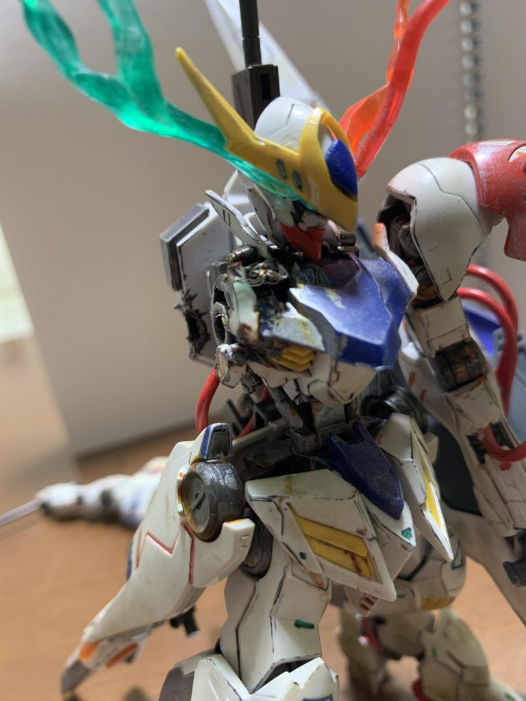 ちなみに右腕を取ると破損した装甲が見えます。