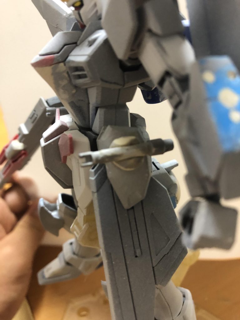 レールガンのサーベルラックがゆるかったので、パテで作れました。
腕はダブルオースカイのパーツを使っています。