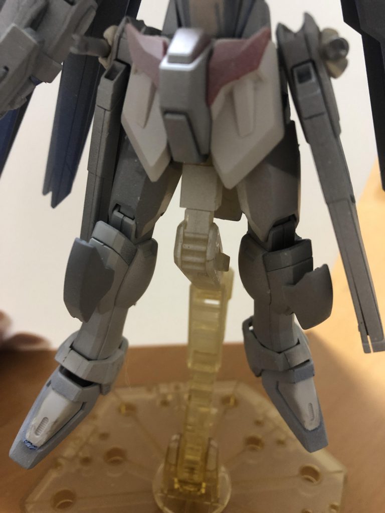 膝部分もスカイのパーツを使っています
腰のアーマーは、ウイニング炎のパーツを使っています。
足は、0.6ミリ伸ばしています