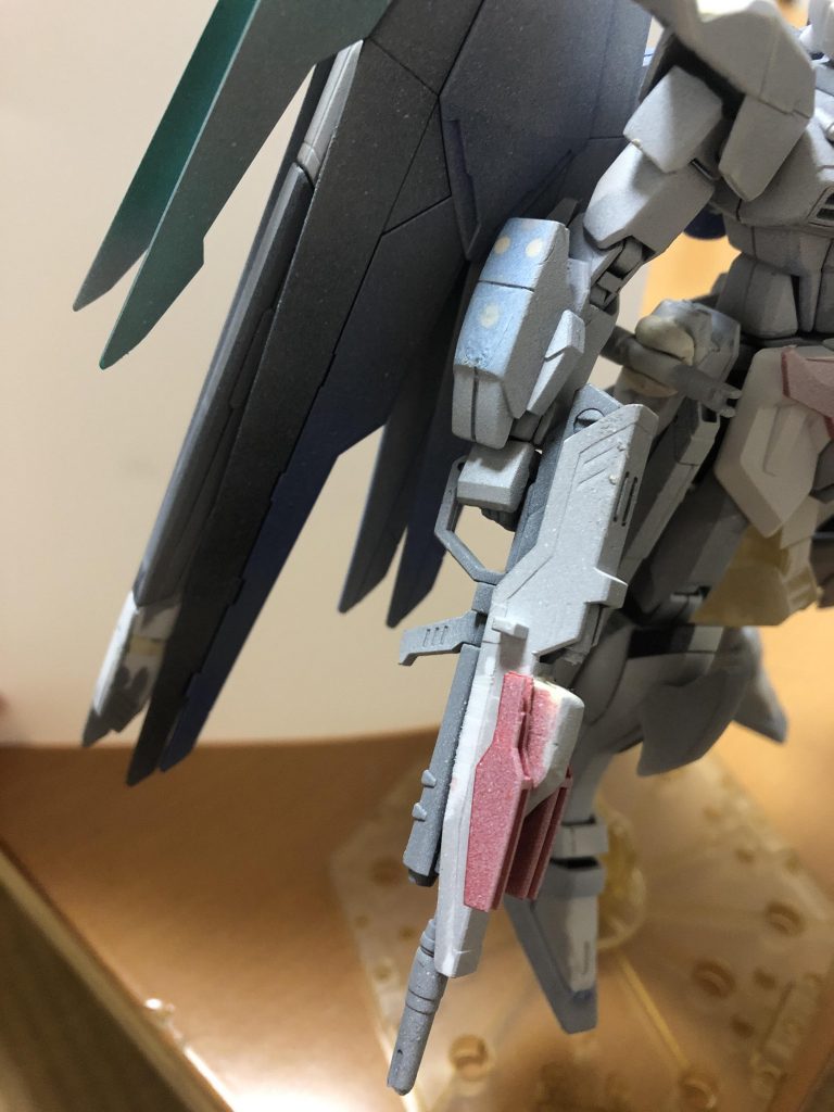 バックパックの羽の部分にマグナムのクリアパーツを付けて 高エネルギー砲は1.2ミリ伸ばしています。武器には、リボーンズのファングを使ってます(後ろにも)