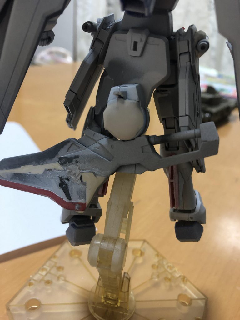 武器は、大剣を後ろにマウントできるようにしてみました。これもスカイのパーツを使ってます。(大剣も)