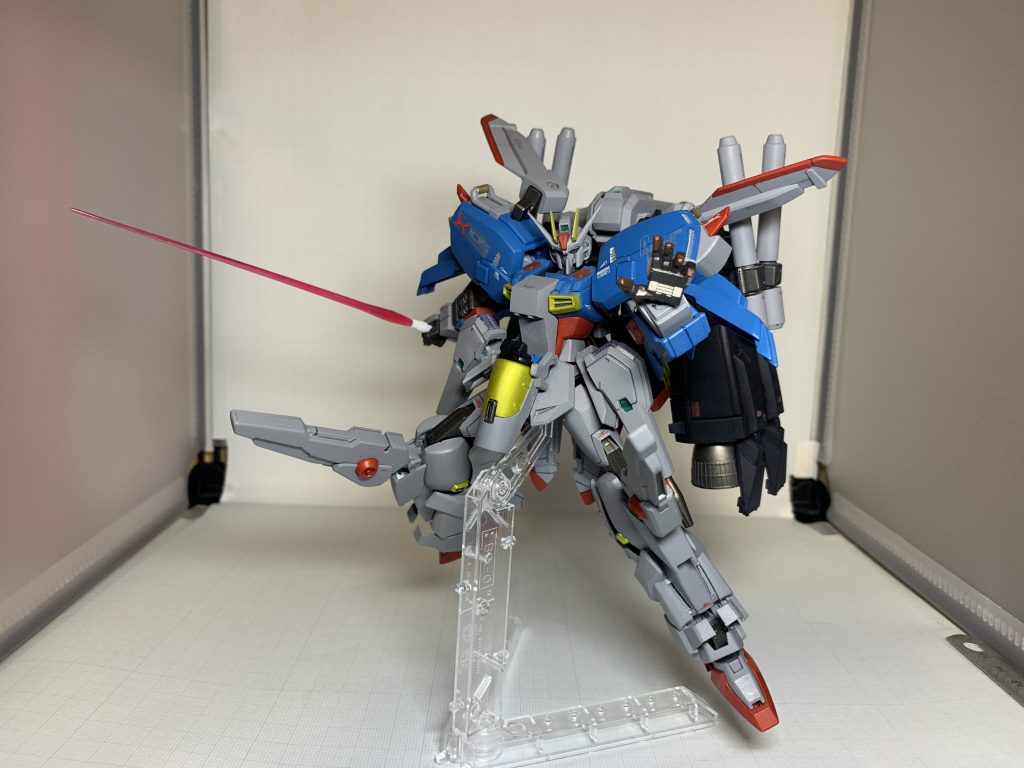 全体的にEX-Sのシルエットになっているので可動範囲は制限されますがポーズはある程度とれます。