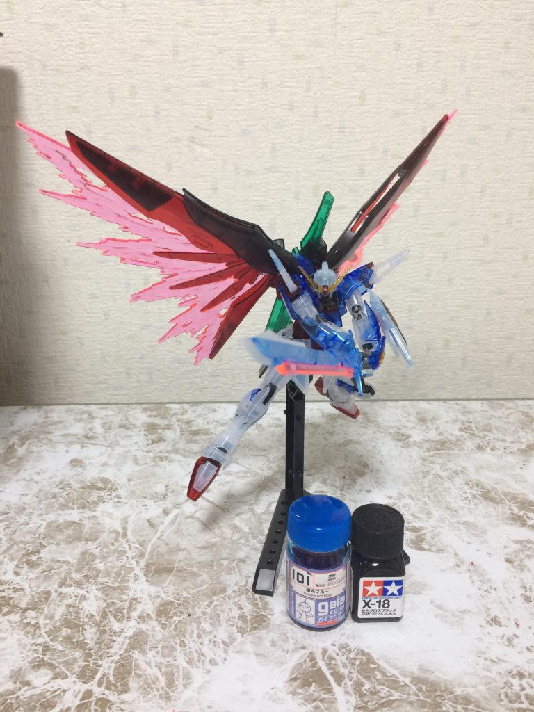 塗装には缶スプレーのシルバーとメタルグリーンとエナメルのセミグロスブラック、墨入れにガイアカラー蛍光ブルークリアータイプを使用
